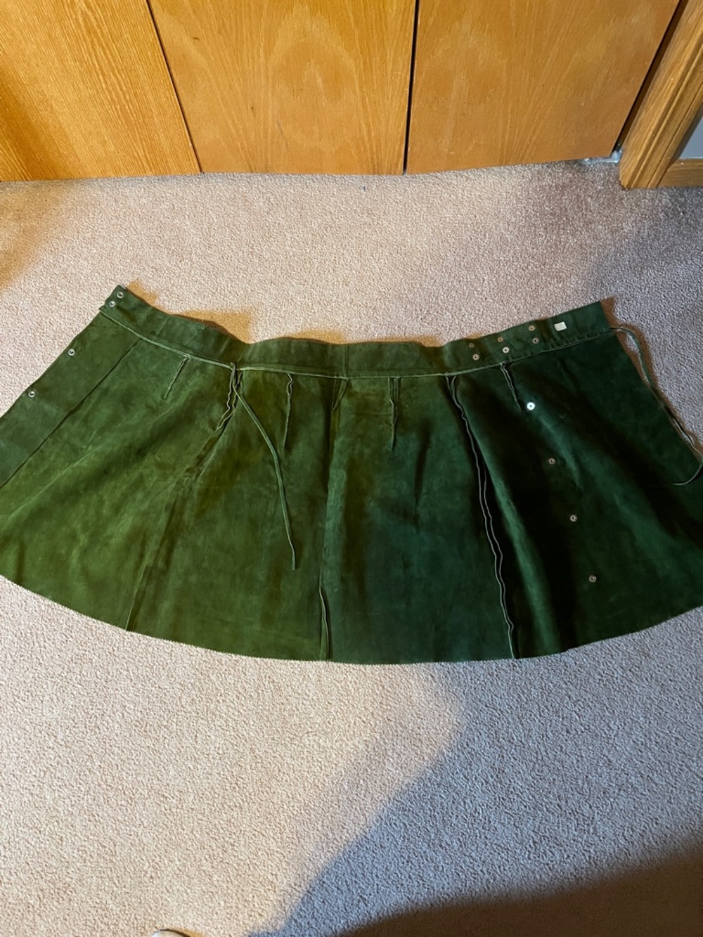 Genuine Green suede wrap skirt. Sz.s/m. Covered snaps. - Picture 4 of 10